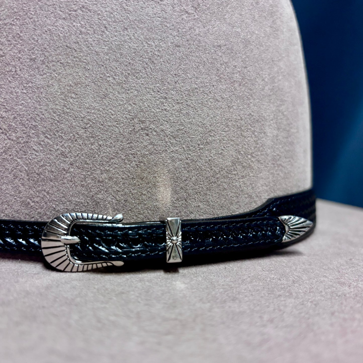 Austin Accent Leather: 1/2” Cross Weave